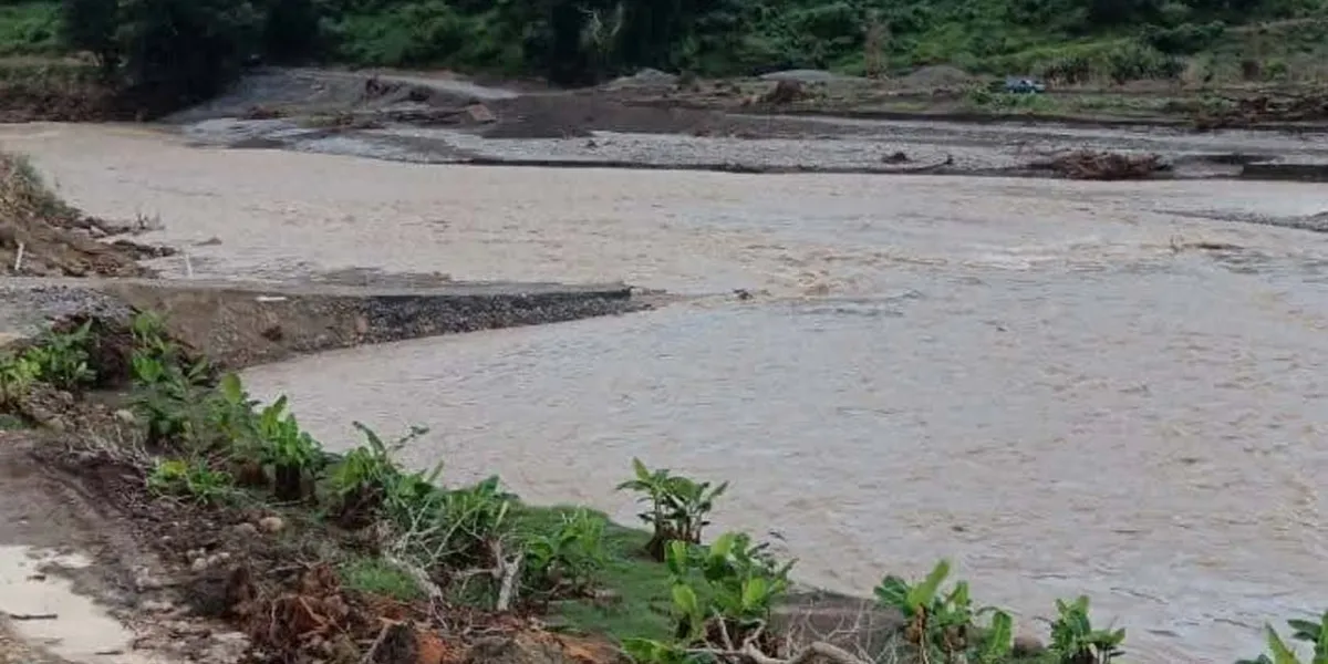Lluvias en la Sierra Norte destruyen pasos provisionales y dejan incomunicadas a varias comunidades