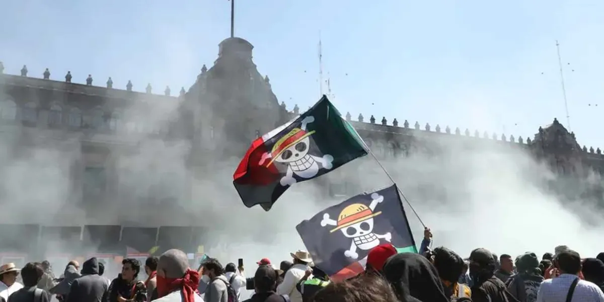 Manifestación de Generación Z tumba vallas y enfrenta a policías en Palacio Nacional
