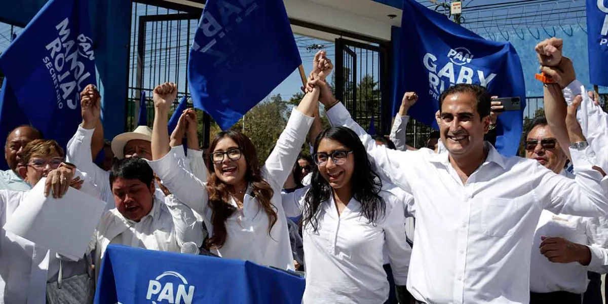 “Vamos a levantar al PAN Puebla”, promete Gaby Ruiz tras registrarse como candidata con Manolo Herrera