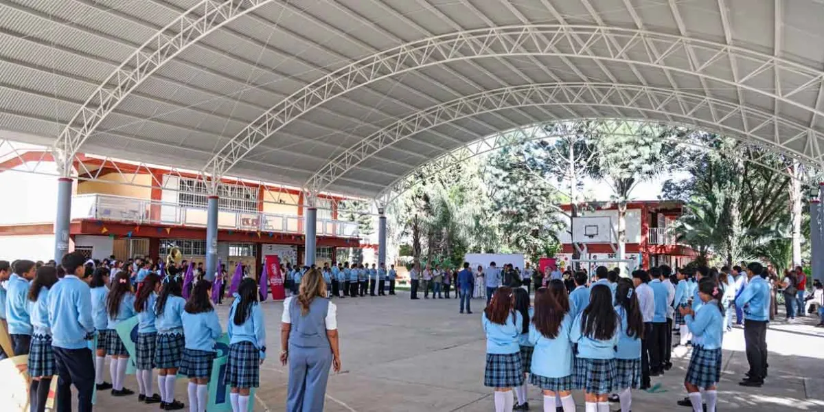 Omar Muñoz entrega arco techo del “Bachillerato Octavio Paz”