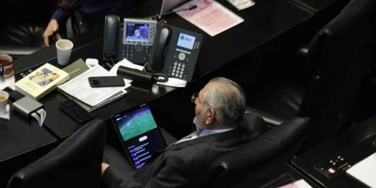 Otra vez Adán Augusto López distraído en el Senado con su tableta