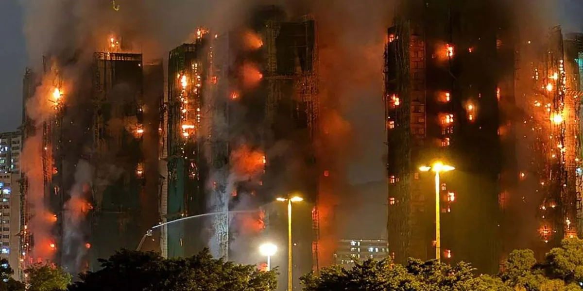 Tragedia en Hong Kong: 13 muertos y cinco torres en llamas en complejo residencial