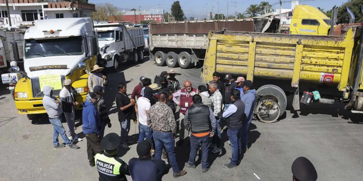 Transportistas cetemistas cerraron la carretera Puebla-México; exigen pago atrasado de un mdp