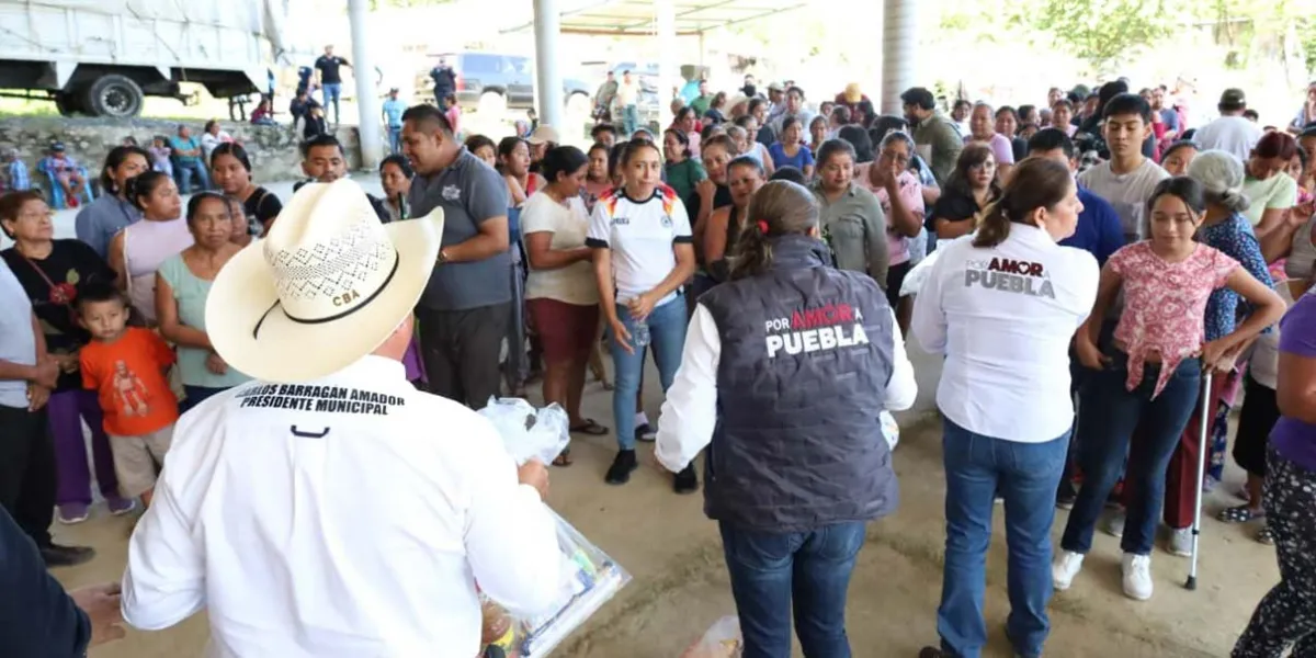 Tras inundaciones, entregan apoyos y estrenan cancha en Sierra Norte