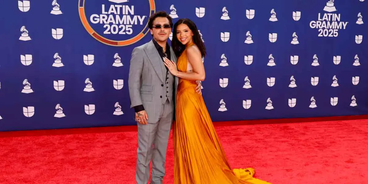 Un momento inesperado en los Latin Grammy 2025: Nodal evita un beso de Ángela Aguilar
