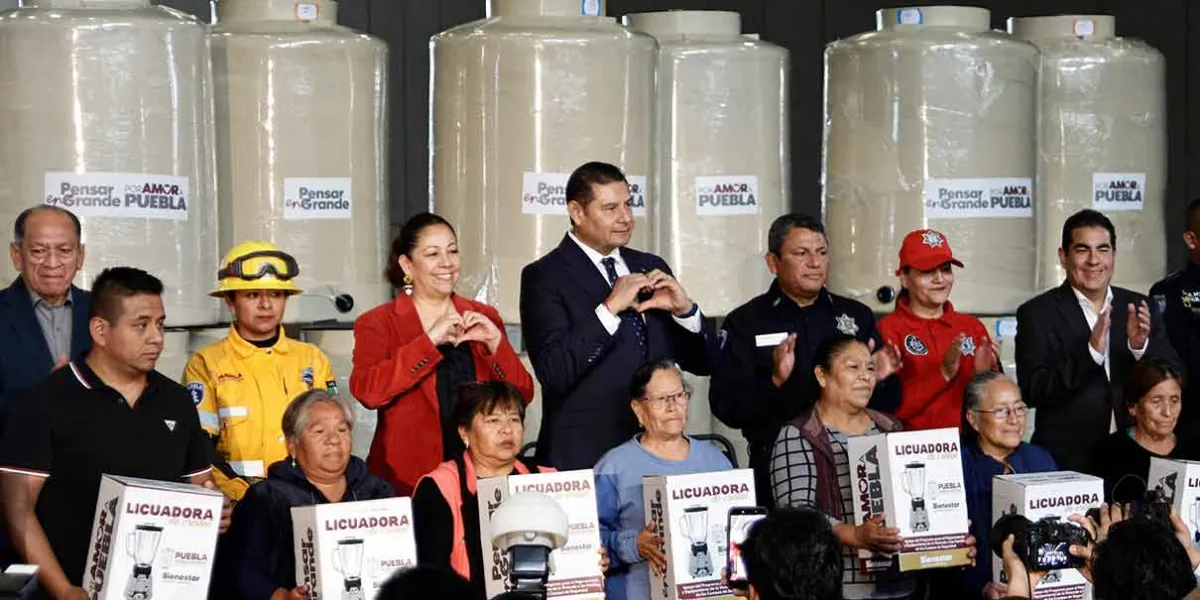 Entregan apoyos a policías poblanos para mejorar sus viviendas: inversión de 110 mdp
