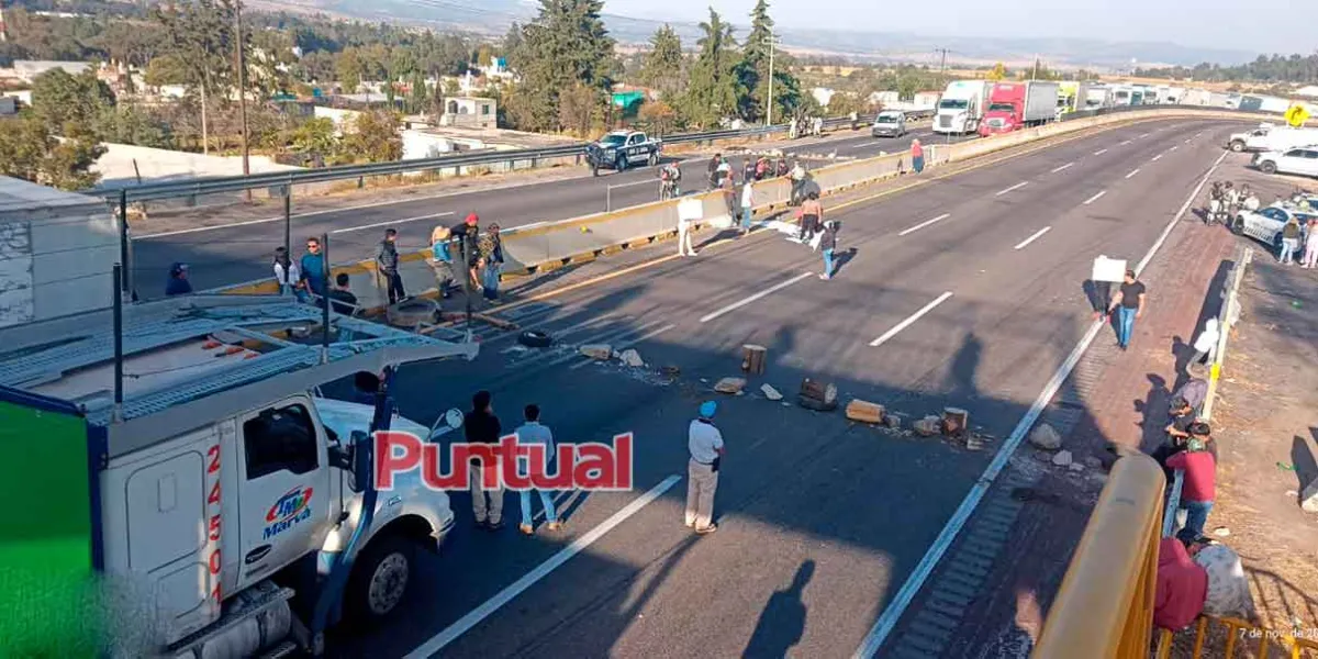 Bloqueo en Santa Rita Tlahuapan: ejidatarios reclaman pago por terrenos expropiados