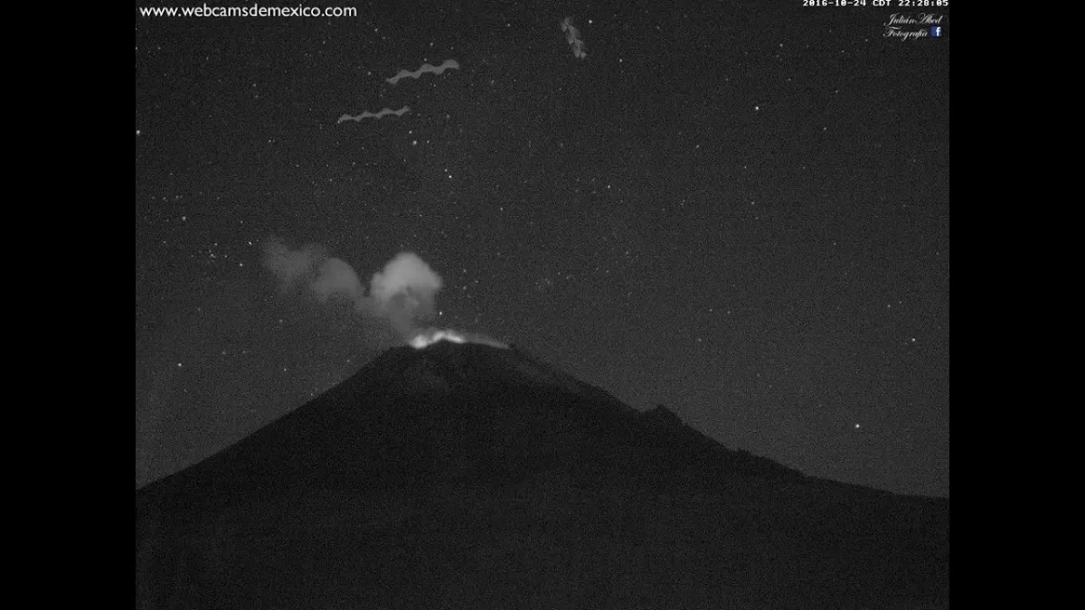 Un fenómeno inusual fue captado la noche de este sábado, cuando un video documentó el paso de más de una docena de luces que se desplazaron sobre el cráter del volcán Popocatépetl