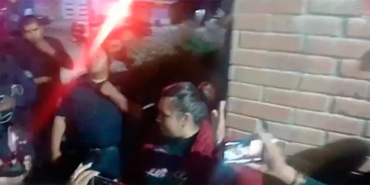 Padres denuncian posible desfalco en primaria de Tehuacán; autoridades intervienen