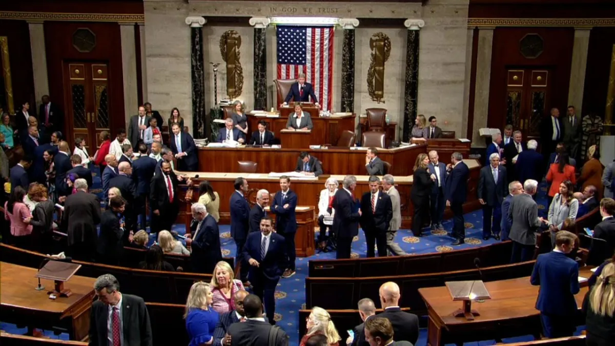 Negociaciones en el Senado buscan reanudar el financiamiento federal hasta enero y revertir despidos de Trump
