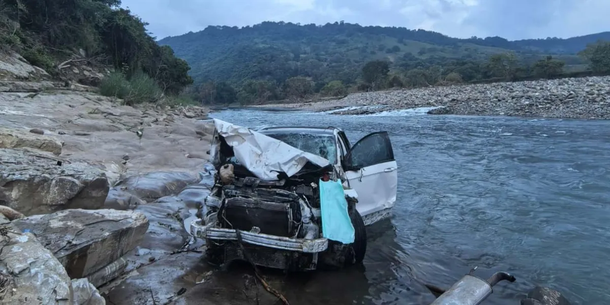 Aparatoso accidente en Jalpan: vehículo termina a orillas del río San Marcos