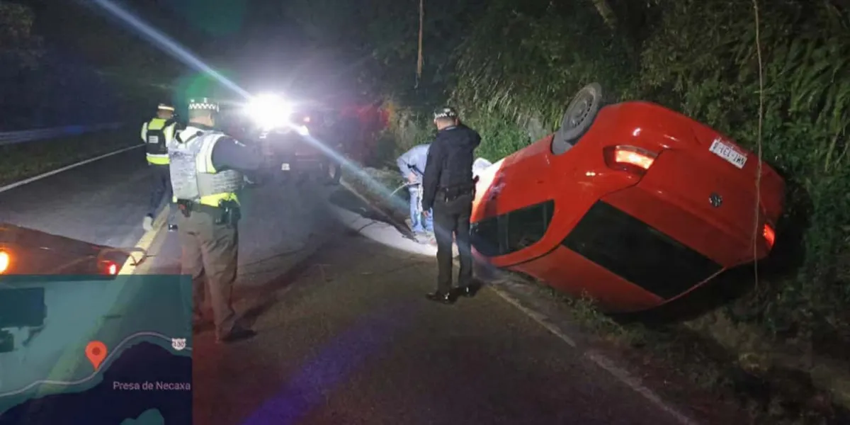 Auto termina llantas para arriba en la Pachuca–Tuxpan al evitar chocar con piedras