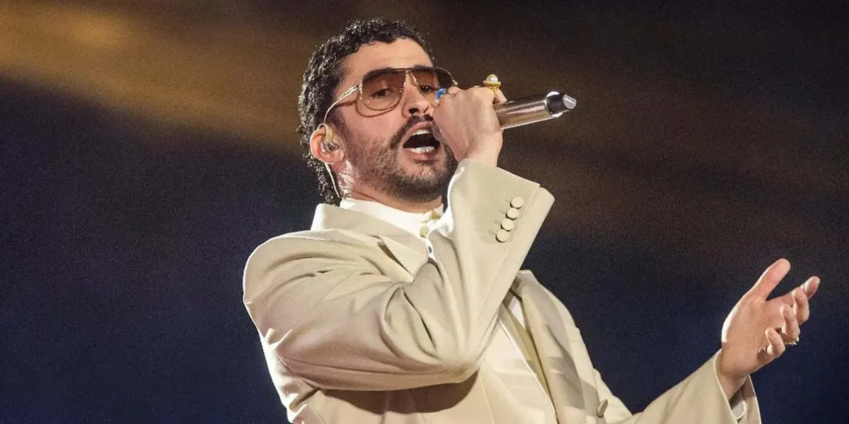 Bad Bunny y su primer “paso en falso”: tremendo resbalón en La Casita durante show en CDMX