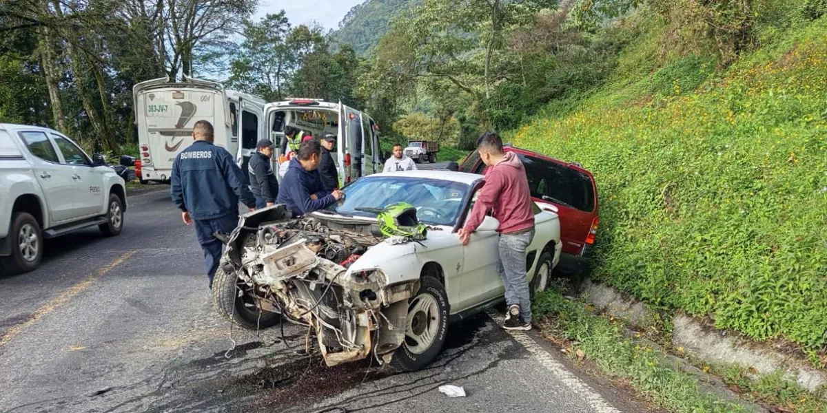 Dos heridos tras accidente vial en Juan Galindo; autoridades atienden el percance