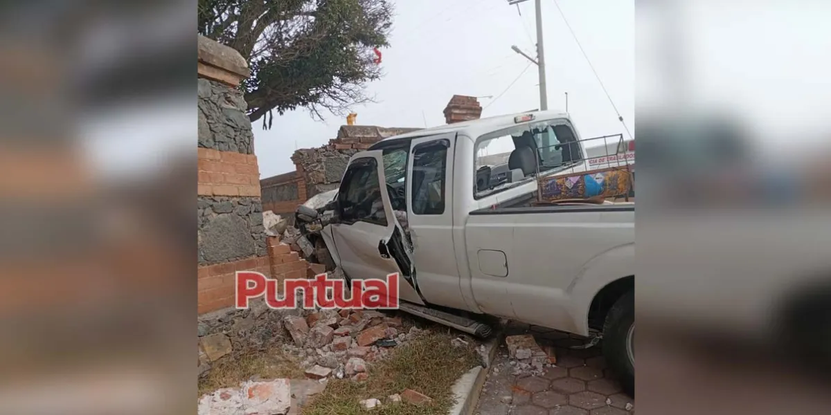 Dos hombres lesionados tras fuerte choque contra muro en Ocotepec, San Juan Atenco