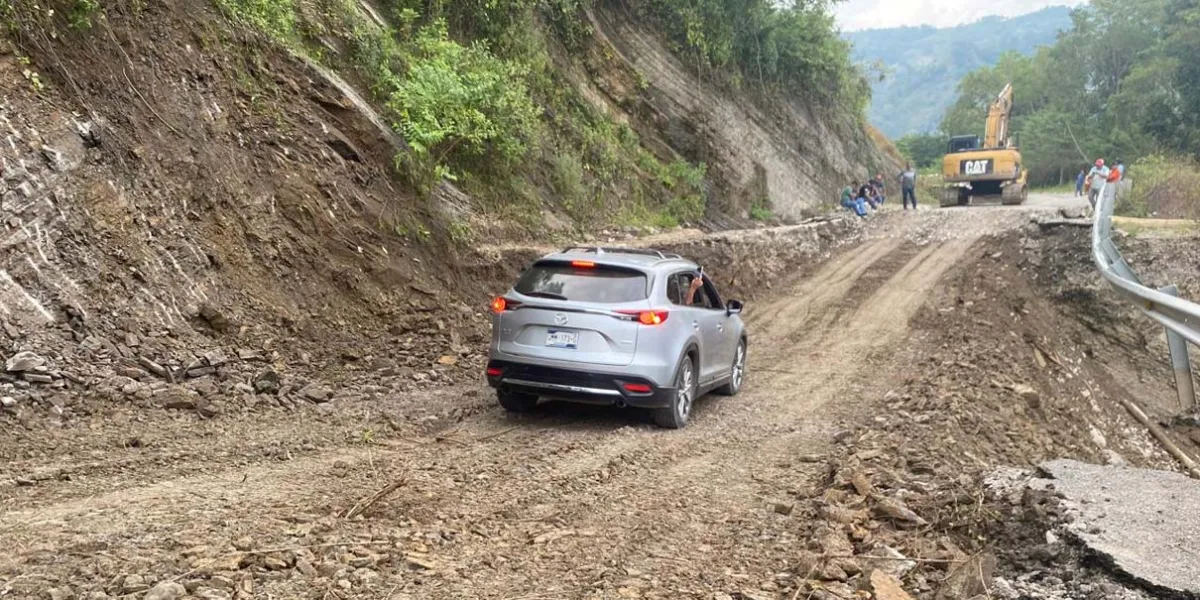 Habilitan paso vehicular provisional hacia Papaloctipan tras daño carretero en Tlacuilotepec