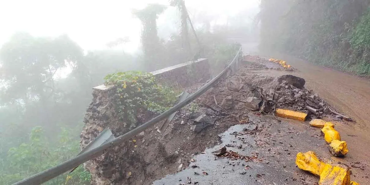 Deslave desaparece un carril en la carretera de la zona de Tlacuilotepec