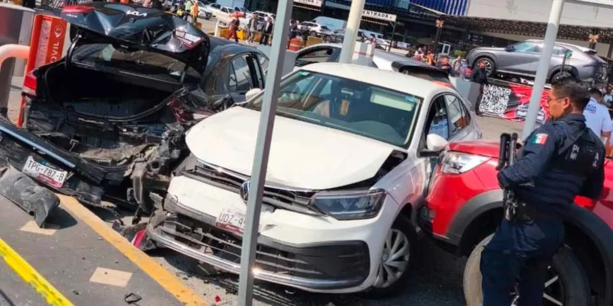 Ocho autos chocan en la Vía Atlixcáyotl y provocan cierre total tras fuerte carambola