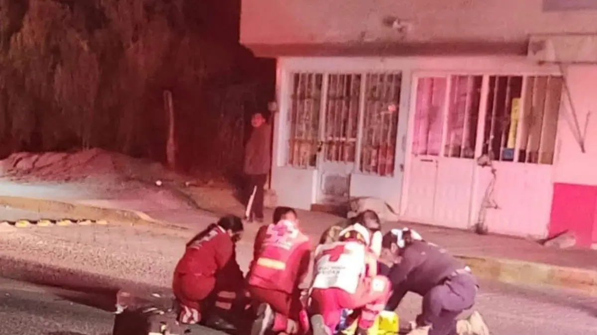 Mujer pierde la vida y hombre queda herido en derrape de motocicleta en Tecamachalco