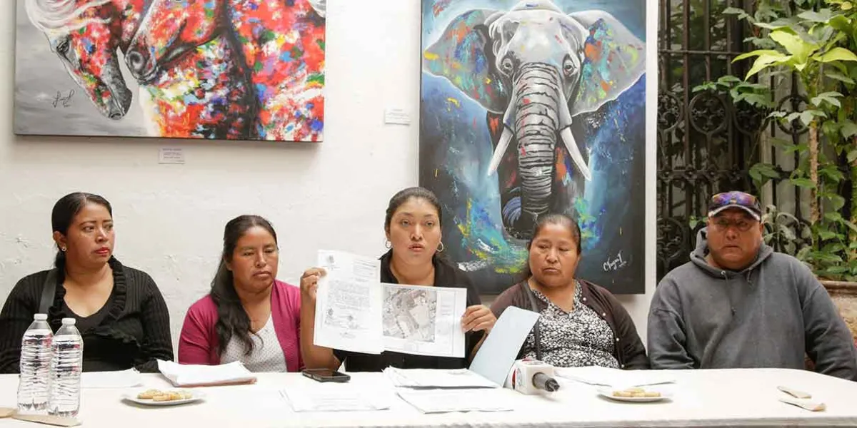 Acusan al alcalde de Tepatlaxco de intentar usar predios educativos para viviendas de CONAVI; familias defienden tres hectáreas