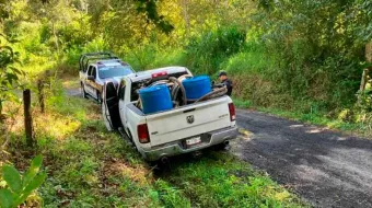 Policía de Xicotepec y Marina decomisan camioneta con bidones de hidrocarburo en San Agustín Atlihuacan