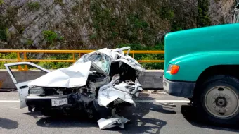 Tragedia en Tlacuilotepec: tractocamión embiste vehículo en la México-Tuxpan; hay un muerto