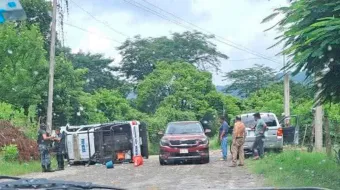 Accidente en Venustiano Carranza: patrulla municipal vuelca por velocidad excesiva