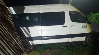 Colectiva pierde el control en Xicotepec y choca contra vivienda