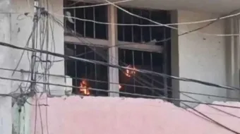 Fuerte incendio consume maquiladora en Tehuacán, Puebla