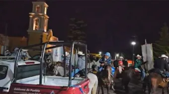 Fieles participan en la Misa de los Caballerangos en Ciudad Serdán