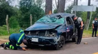 Un muerto y siete heridos al volcar camioneta en la zona de Zacatlán