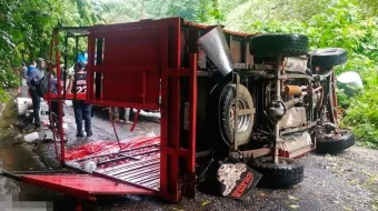 Conductor pierde el control y provoca volcadura en Zihuateutla; hay tres heridos