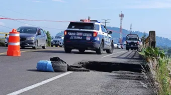Socavón en Huejotzingo interrumpe circulación hacia el aeropuerto