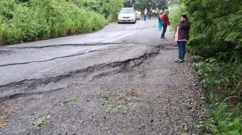Socavones en Carretera Estatal 101 generan riesgo para conductores en Mecapalapa