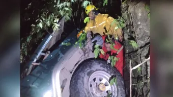 Tres heridos tras accidente de camioneta en camino de terracería en Xicotepec