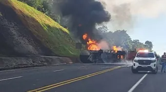 Volcadura e incendio de pipa en Huauchinango provoca cierre de autopista