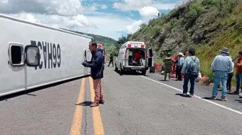 Cuatro lesionados en volcadura de autobús ATAH en la autopista Apizaco–Tejocotal