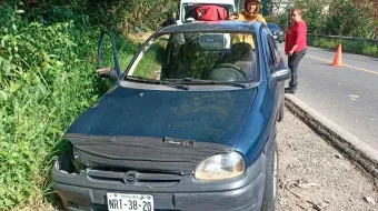 Se estrellaron auto y camioneta en la Sierra Norte 