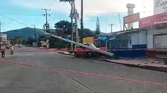 Choque en Xicotepec: auto derriba poste de CFE y provoca apagón en colonias