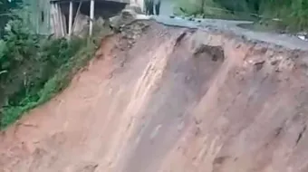 Lluvias provocan derrumbes y cierran carretera en San Miguel Eloxochitlán