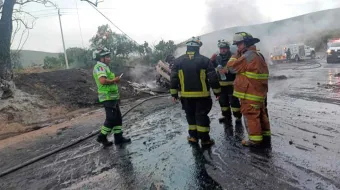 Tractocamión se incendia en la autopista Puebla–Orizaba; no hay heridos reportados