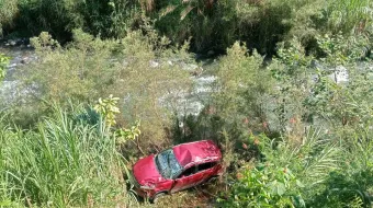 Accidente en Jopala deja tres lesionados tras caída de camioneta a barranco