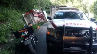 Camión de Bomberos de Xicotepec volcó cuando acudían a Venustiano Carranza