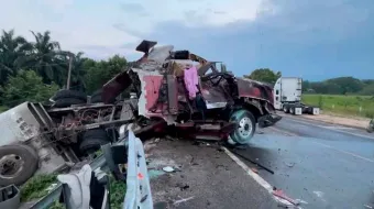 Muere chofer de Xicotepec al volcar su camión ganadero en la carretera Palenque-Catazajá