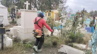 Con pintura y retiro de maleza, Chalchicomula se prepara para las visitas al panteón