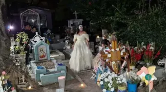 El panteón de Atlixco revive la memoria de los muertos con catrinas, música y performance cultural