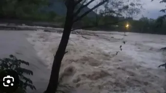 Hombre arrastrado por río San Marcos en Tlacuilotepec continúa desaparecido