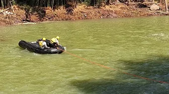 Accidente en Los Vados: vehículo arrastrado por corriente de agua; tripulantes desaparecidos