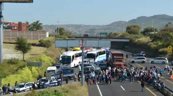 Autopista hacia Atlixco cerrada; exigen aparición de maestra
