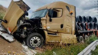Tráiler se accidenta cerca del aeropuerto Hermanos Serdán; conductor ileso